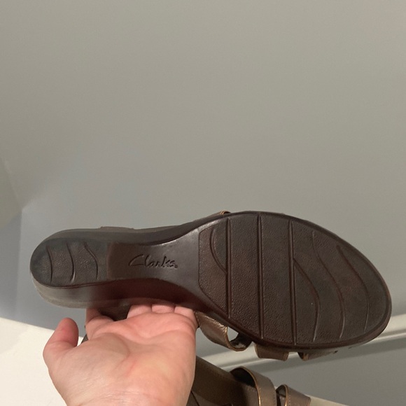 CLARKS Bendables Leather Wedge Sandals Bronze color Women's Size 11m EUC - Picture 10 of 17